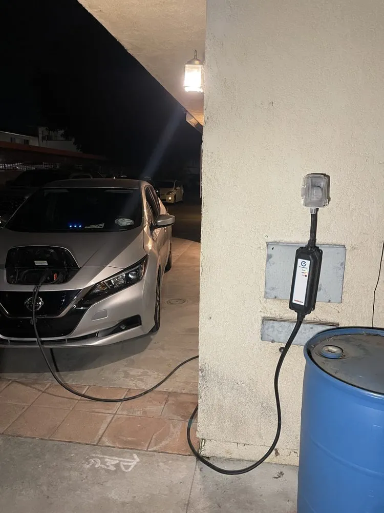 Licensed electrician providing emergency electrical service in ,