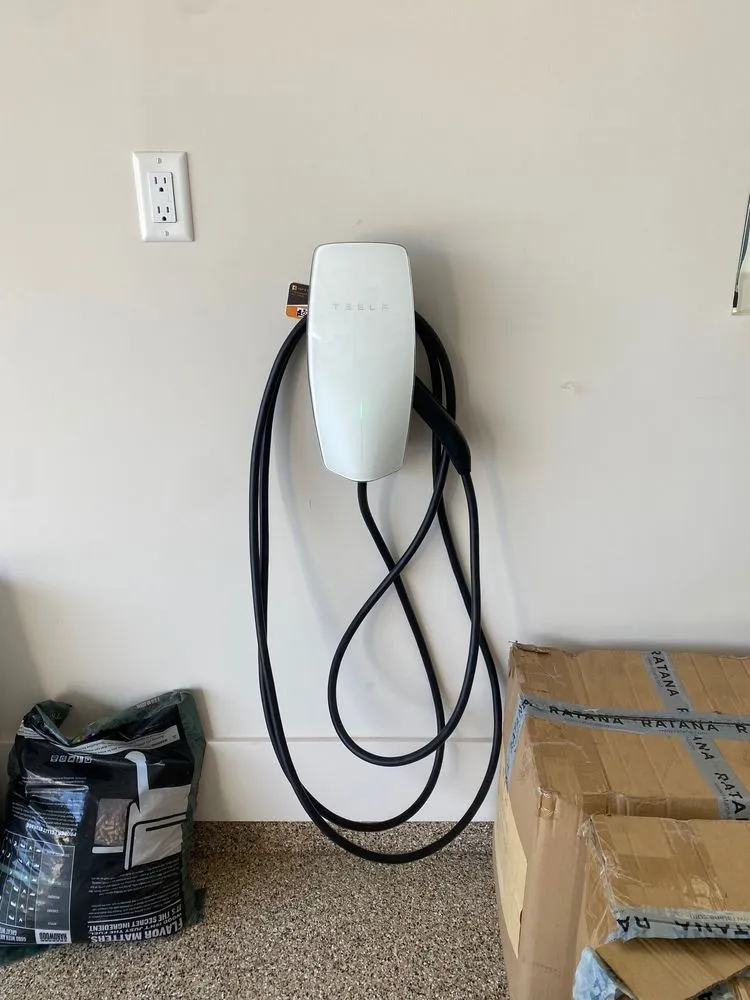 Licensed electrical service for homes in lighting installation, by