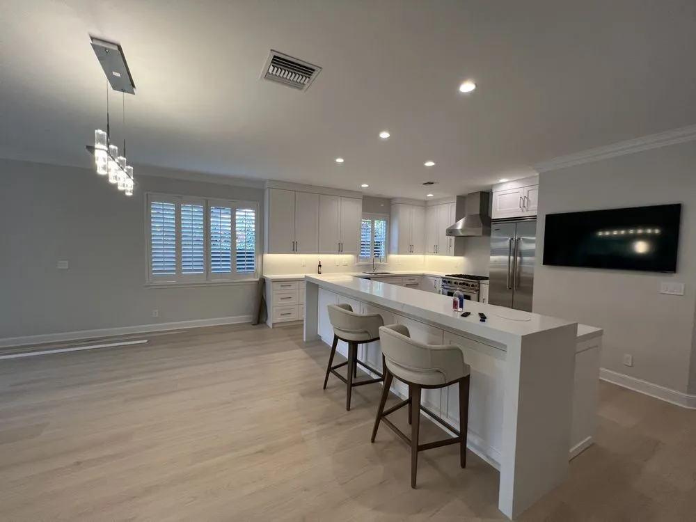 Professional electrician providing electrical repair in , 