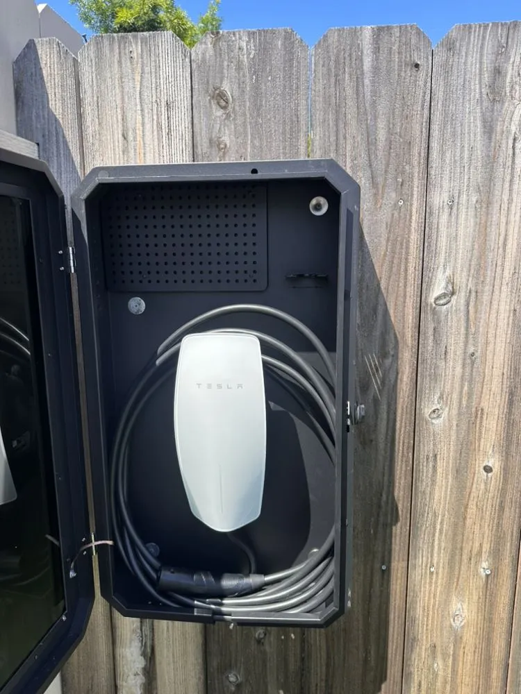 Licensed electrical service for homes in lighting installation,  by 