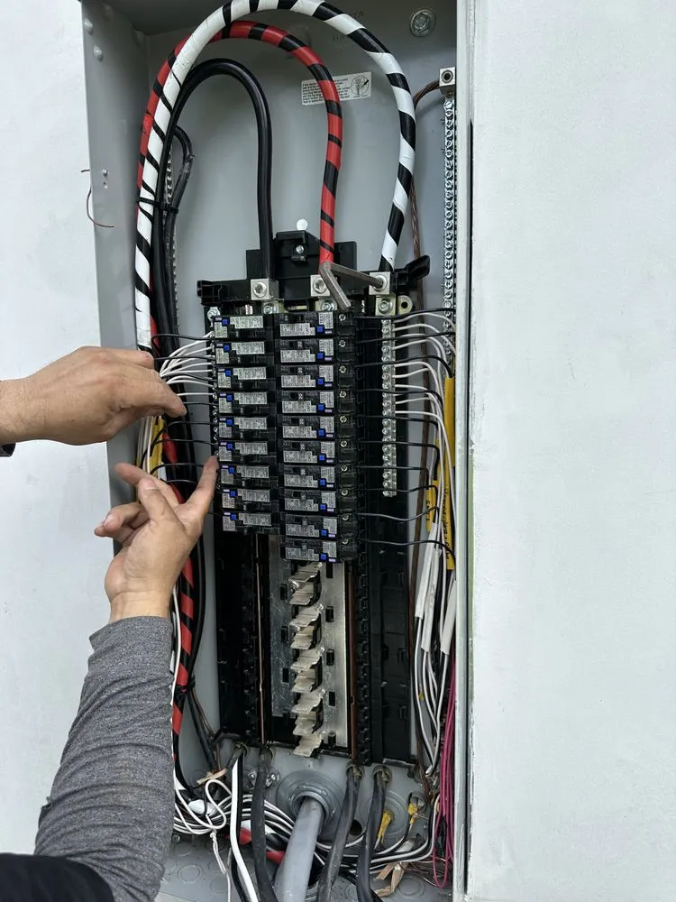 Licensed electrician providing circuit breaker repair in , 
