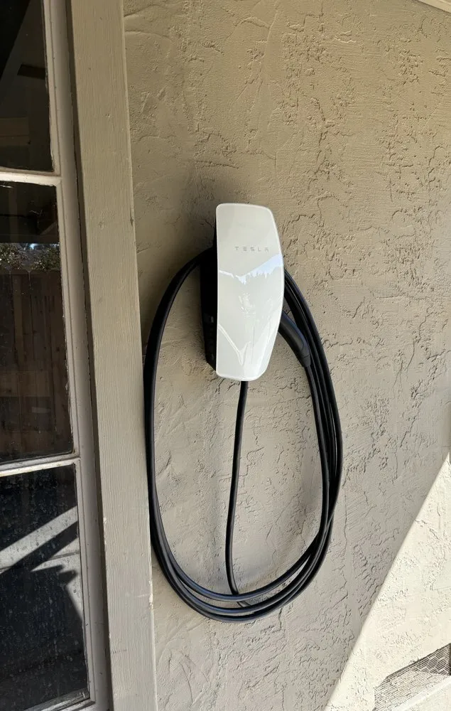 Emergency electrician providing emergency electrical service in , 