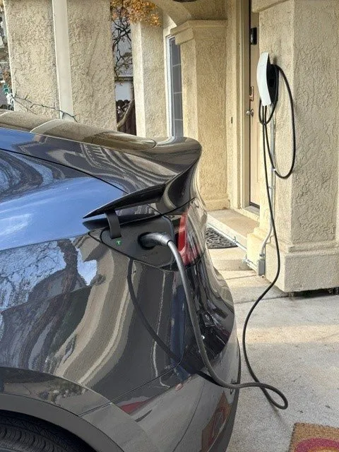 Affordable electrician providing emergency electrical service in , 