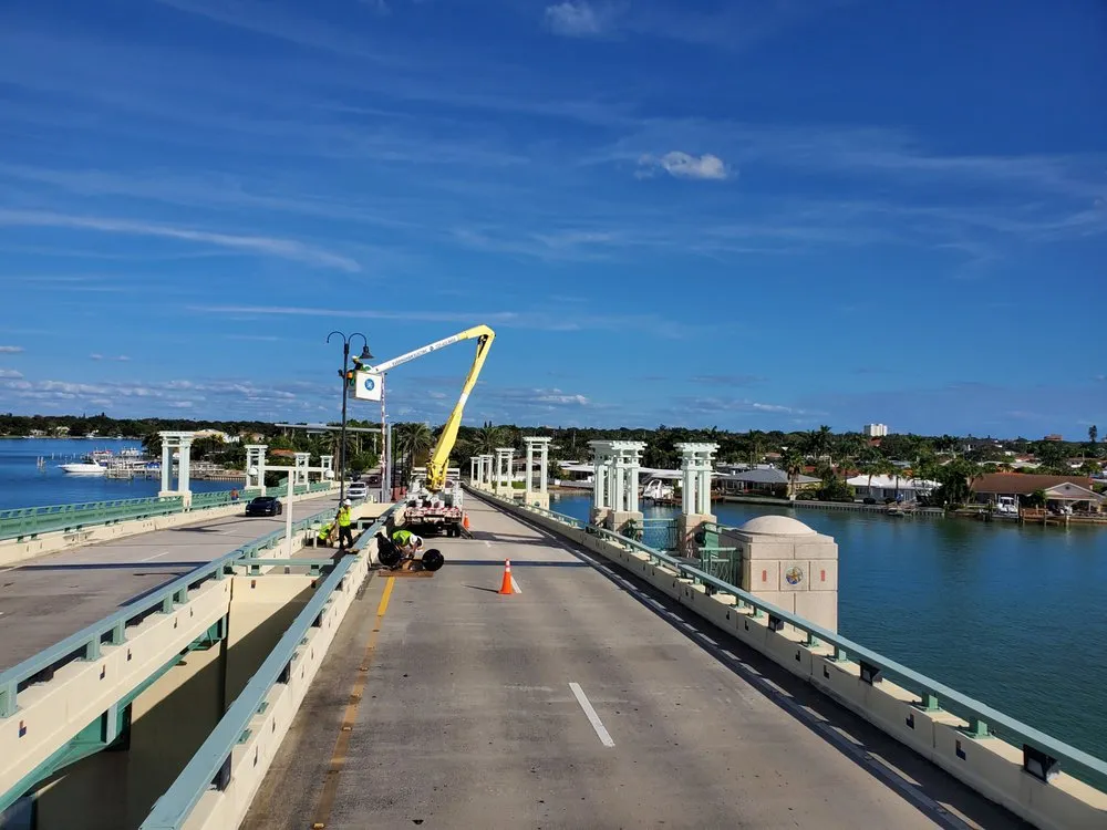 Certified electrician providing emergency electrical service in St. Petersburg, FL - Everingham Elecrtic