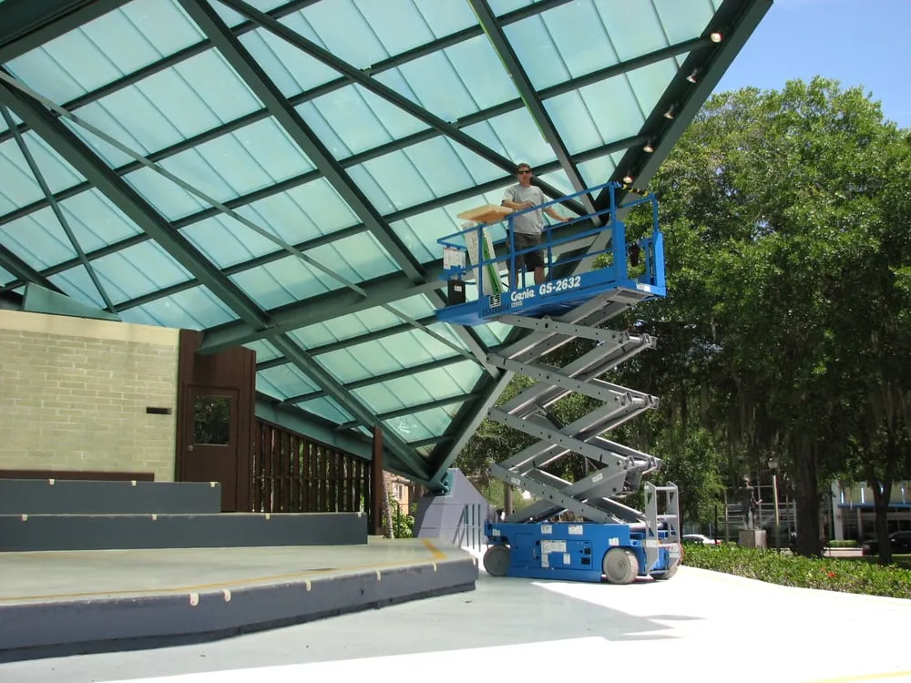 Reliable electrician providing circuit breaker repair in St. Petersburg, FL - Everingham Elecrtic