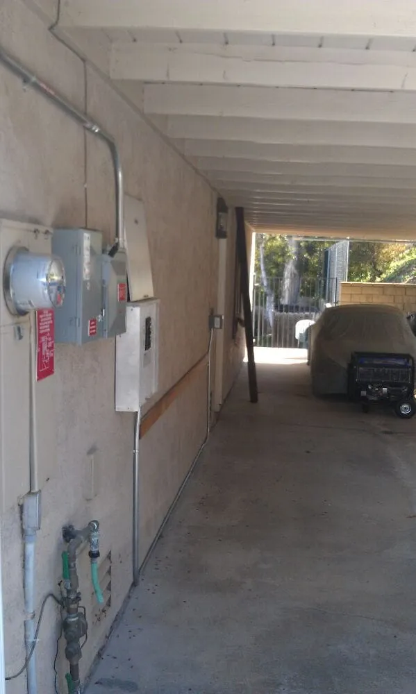 Emergency electrician providing emergency electrical service in , 