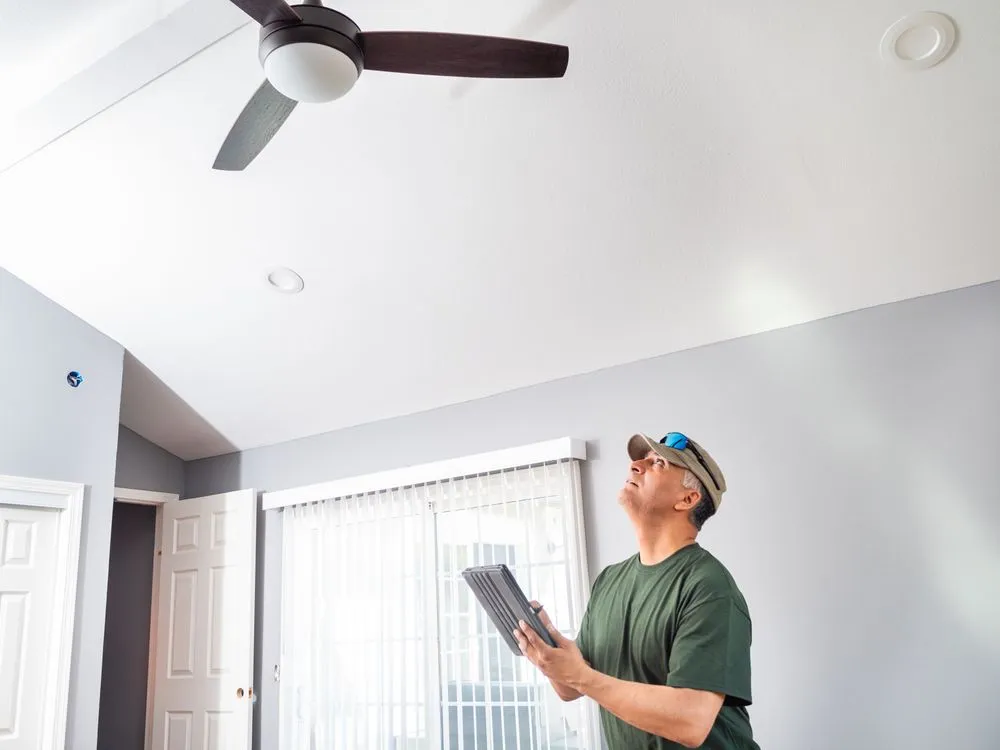 Licensed electrician providing circuit breaker repair in , 