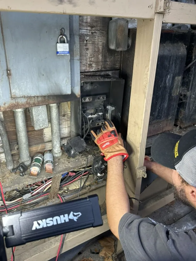 Trusted electrician providing circuit breaker repair in , 