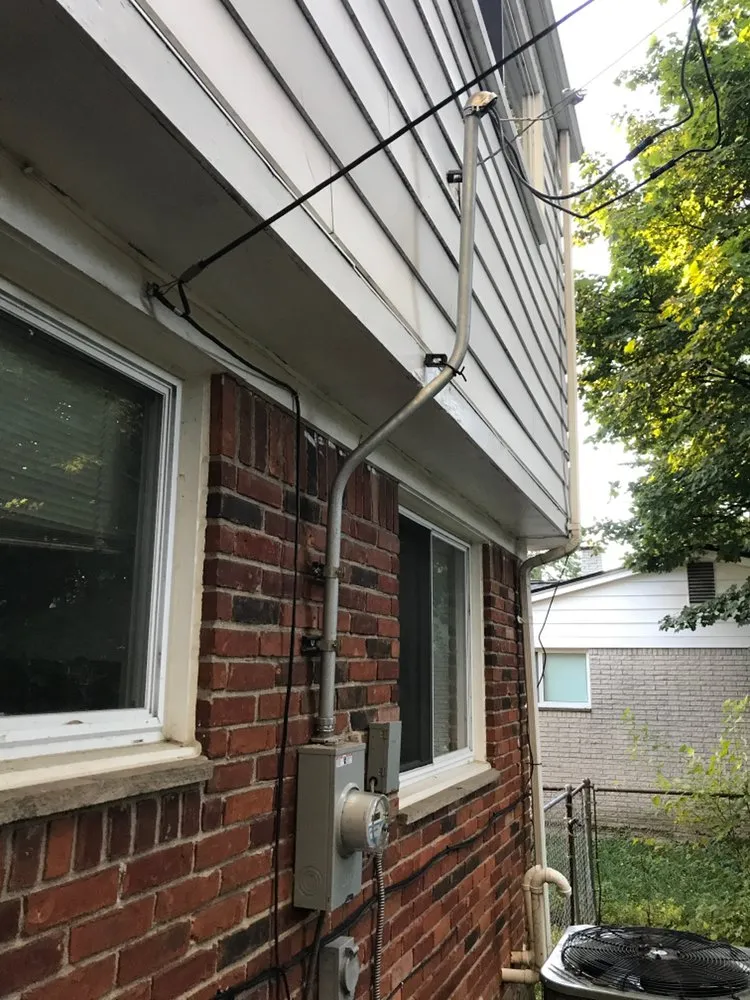 Professional electrician providing electrical repair in , 