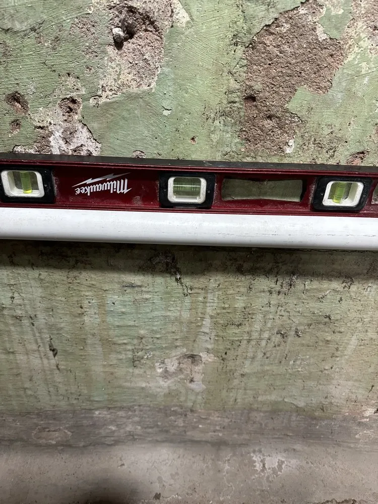 Licensed electrician providing circuit breaker repair in , 