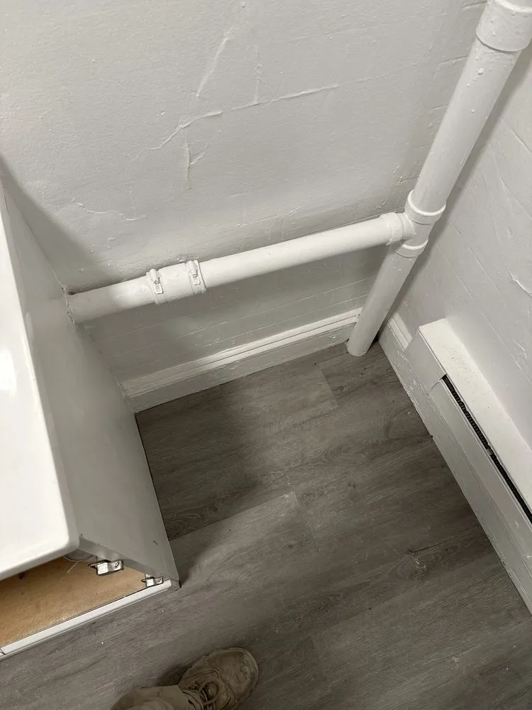 Affordable electrician providing emergency electrical service in , 