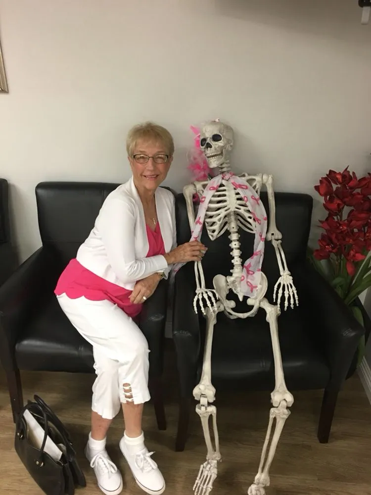 Licensed electrician providing electrical repair in , 