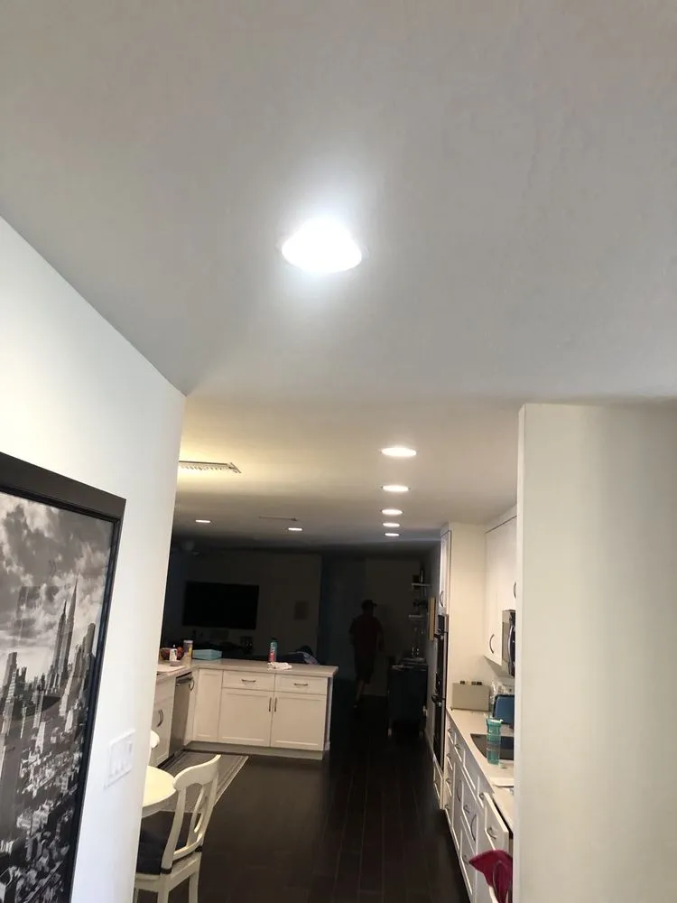 Licensed electrician providing circuit breaker repair in , 