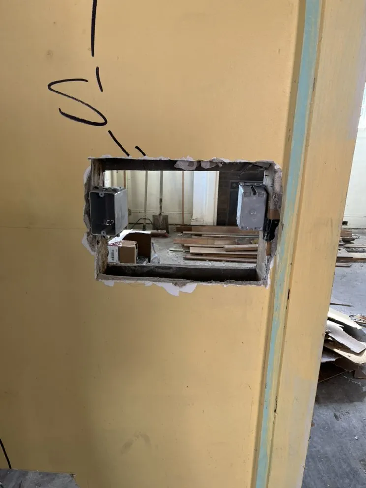 Emergency electrician providing electrical repair in , 