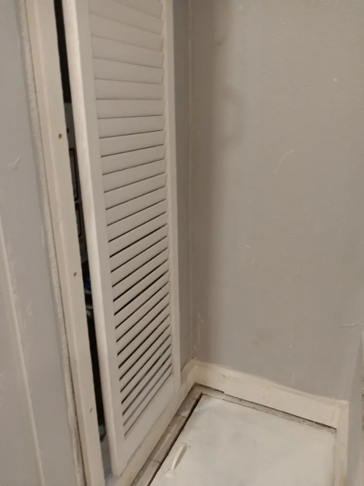 Certified electrician providing circuit breaker repair in , 