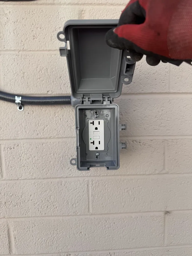 Professional circuit breaker repair in , by Fernando Electrical & Handyman