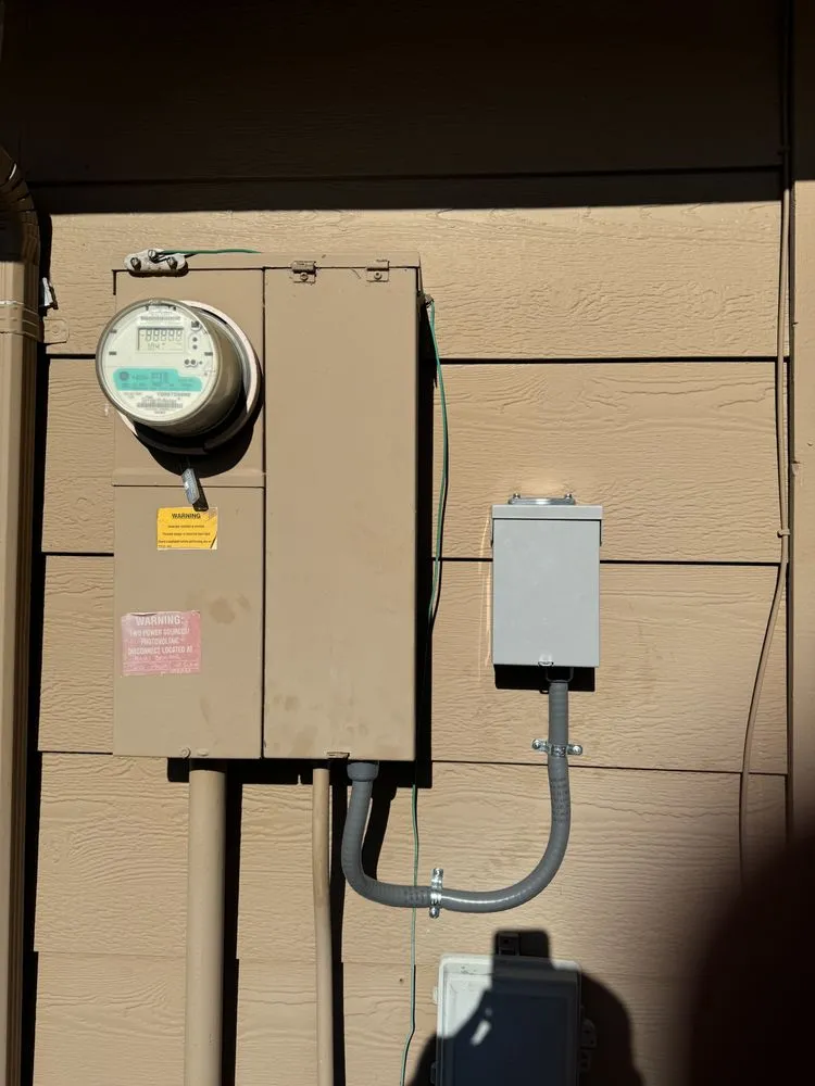 Licensed outlet and switch repair in Hilltop Mall, CA by Fernando Ruivo