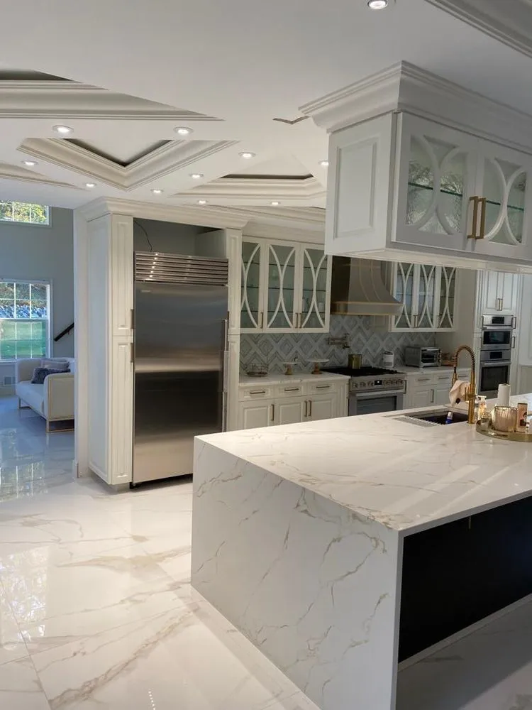 Expert electrician providing emergency electrical service in , 