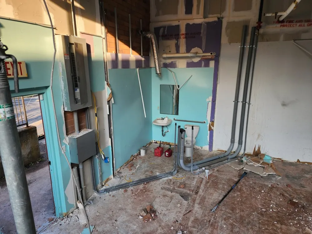 Professional electrician providing circuit breaker repair in , 