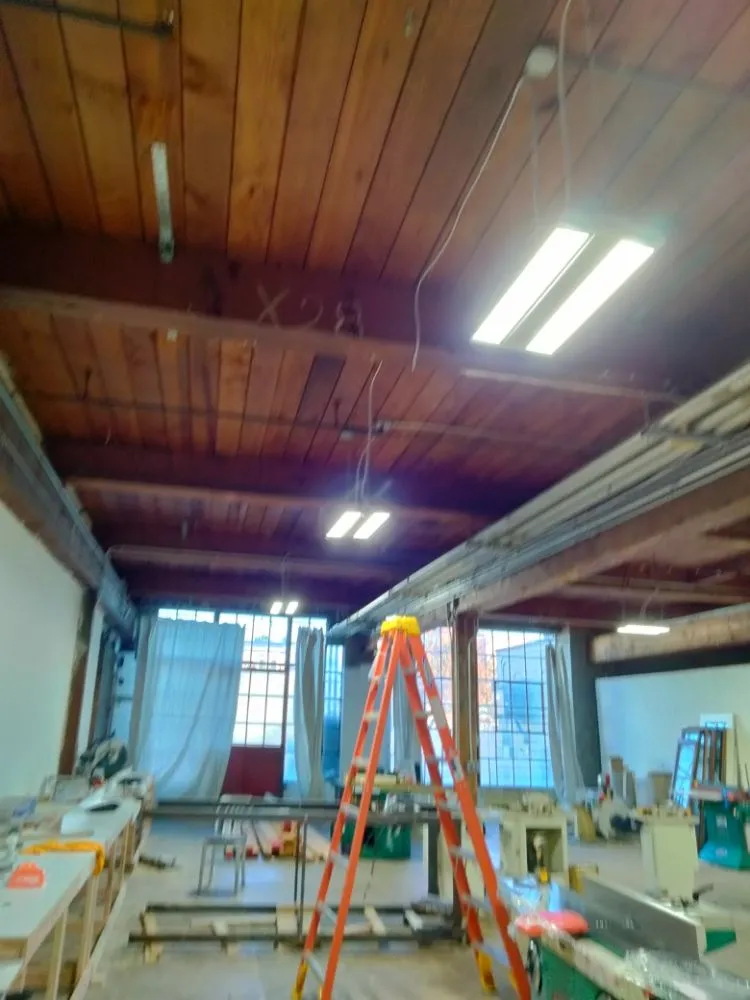 Licensed electrician providing emergency electrical service in , 