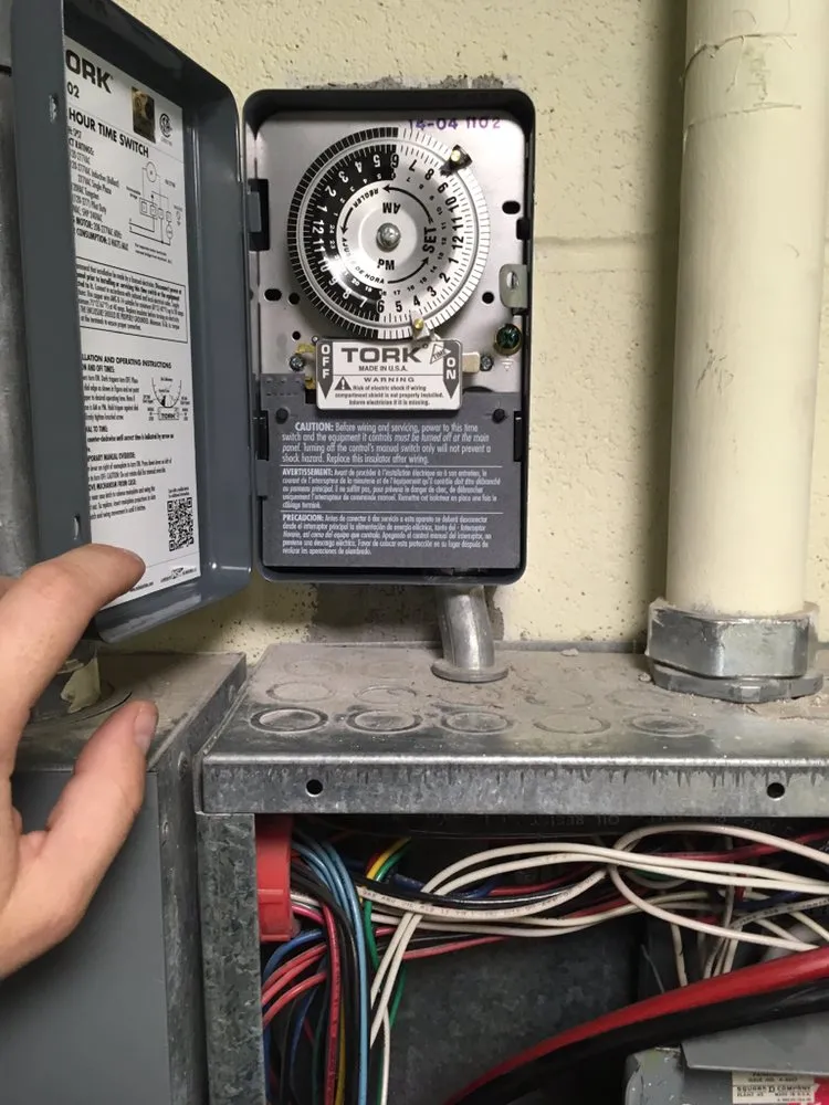 Emergency circuit breaker repair in Farmington, NM by Fixmatic Electric