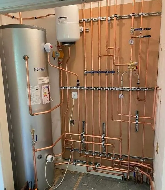 Emergency electrical service for homes in lighting installation, by