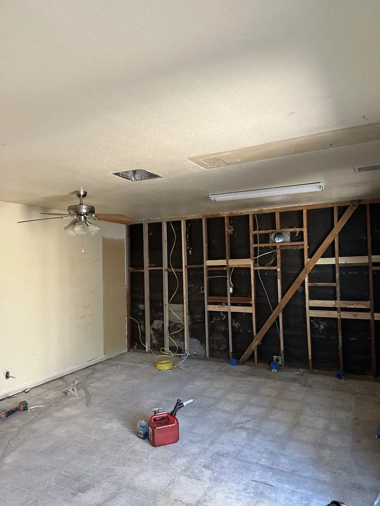 Slide of Flores Construcion