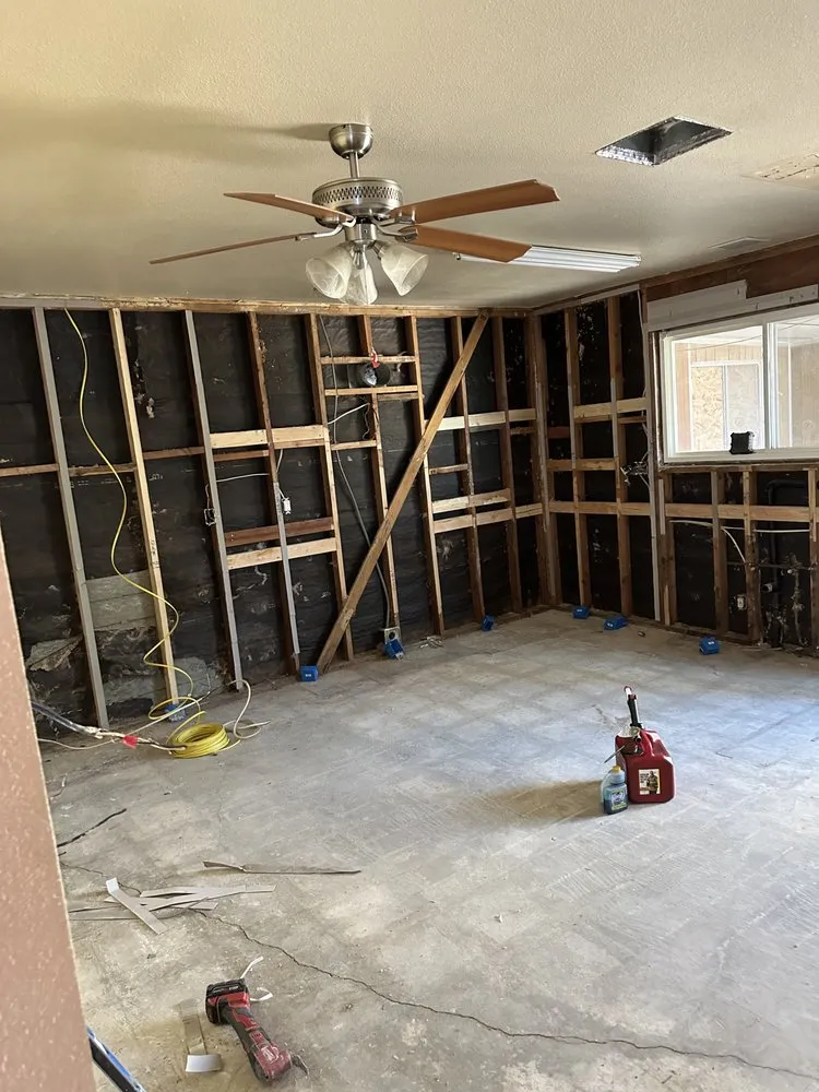 Slide of Flores Construcion