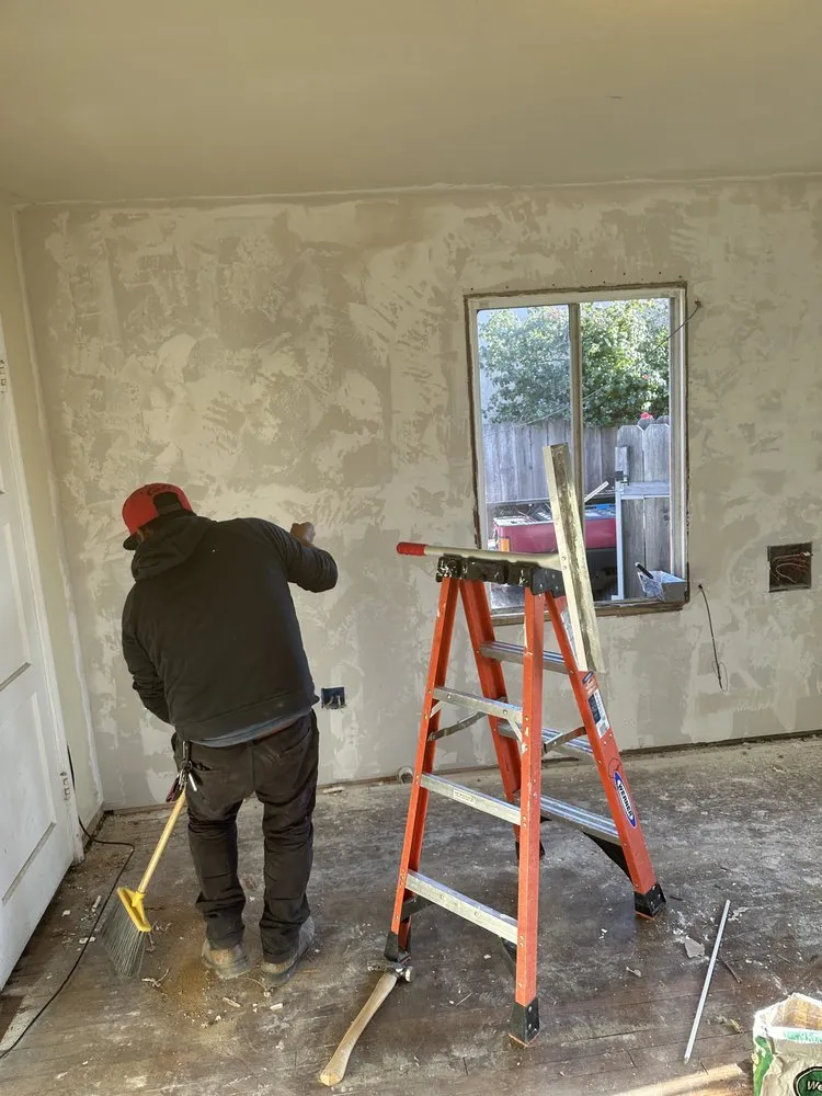 Slide of Flores Construcion