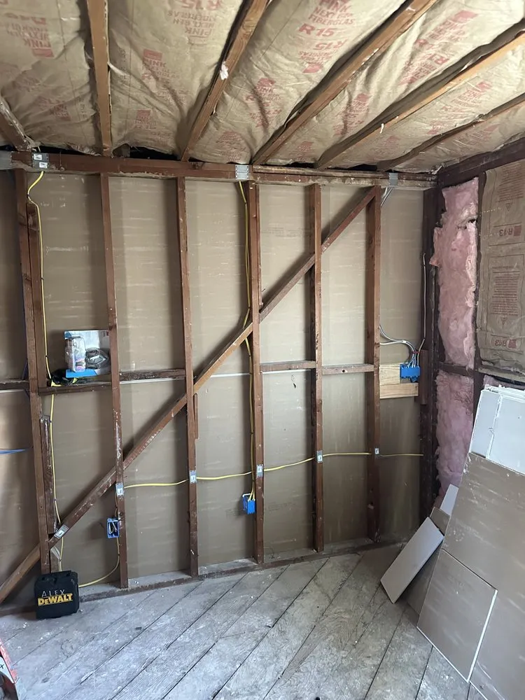 Slide of Flores Construcion