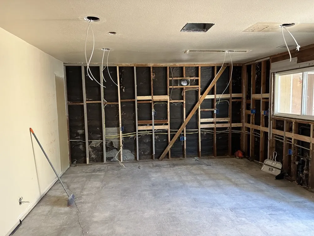 Slide of Flores Construcion