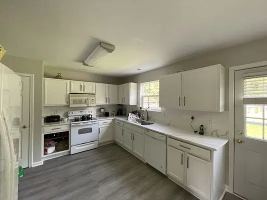 Flores Handyman Services Logo