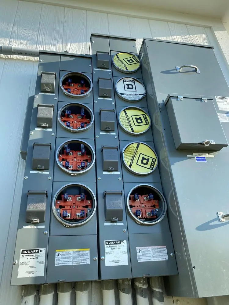 Certified electrician providing electrical repair in , 