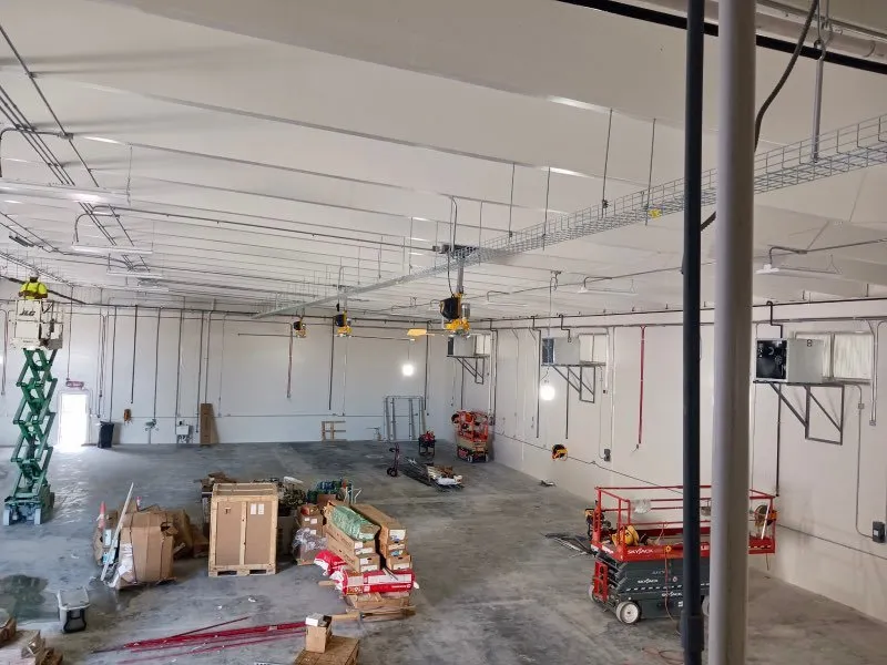 Emergency electrician providing electrical repair in , 