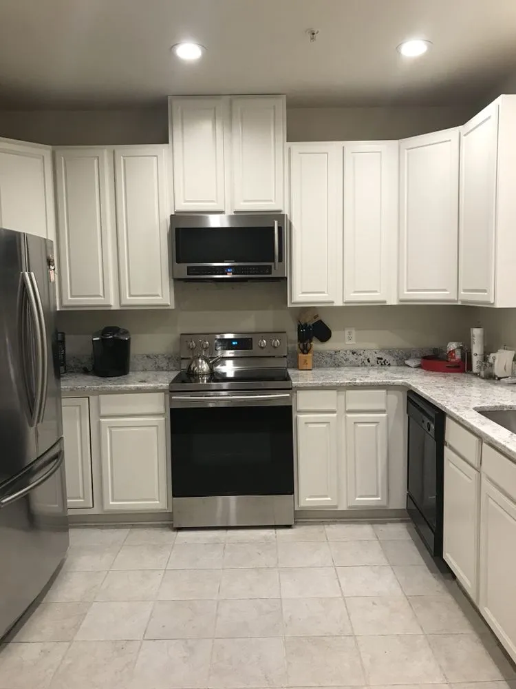 Professional electrician providing circuit breaker repair in , 