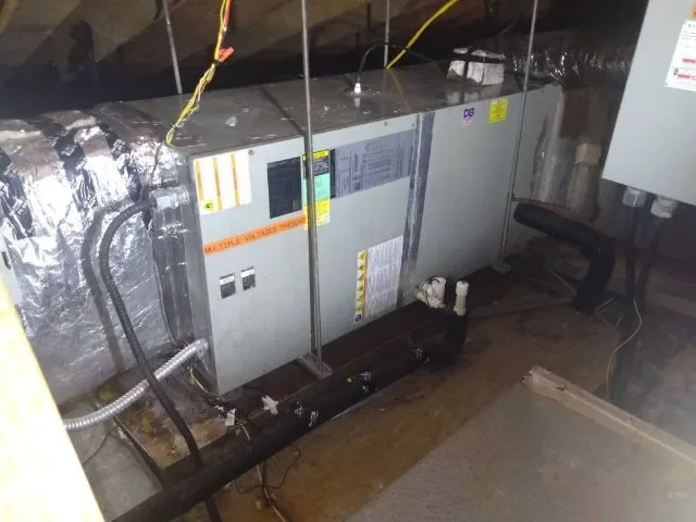 Certified electrician providing emergency electrical service in , 