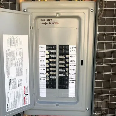 Forces Master Electrician Logo