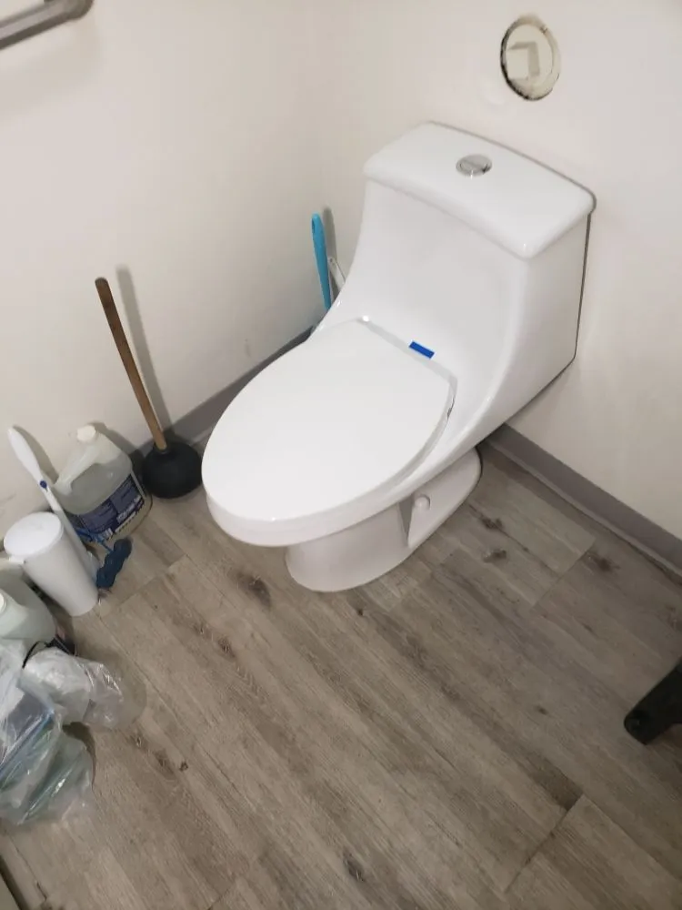 Emergency electrician providing emergency electrical service in , 