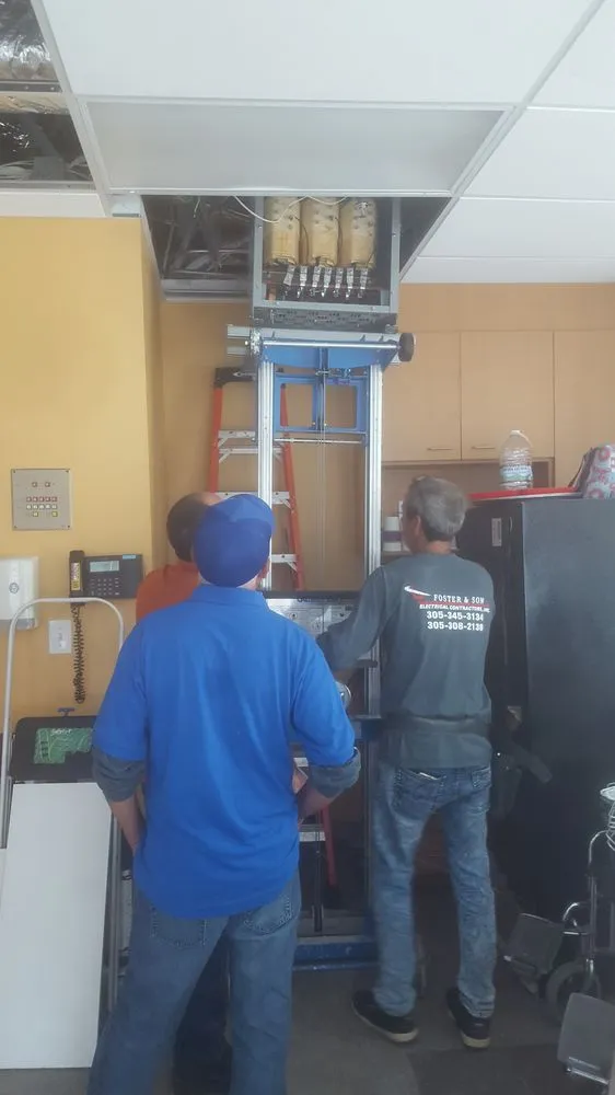 Emergency electrician providing circuit breaker repair in , 