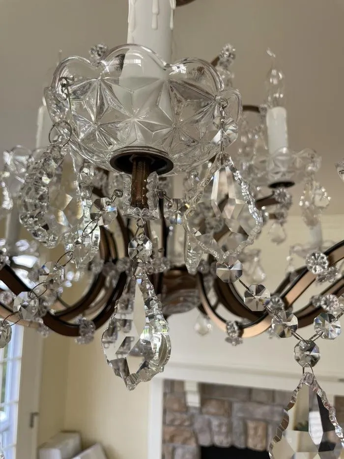 Certified electrician providing electrical repair in , 