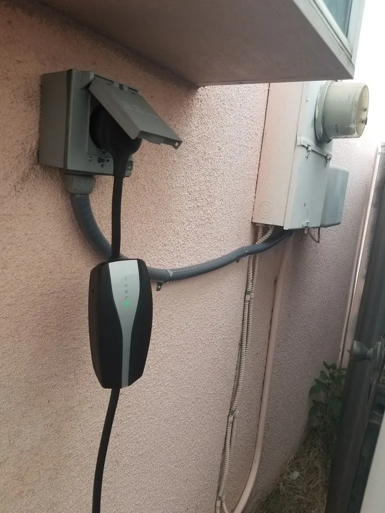 Emergency electrician providing electrical repair in , 