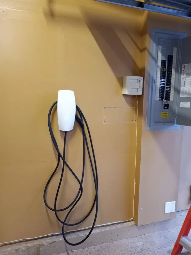 Reliable circuit breaker repair service in ,  - Franco's Electrical Services