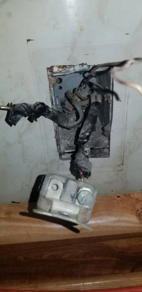 Licensed electrical service for homes in lighting installation, by