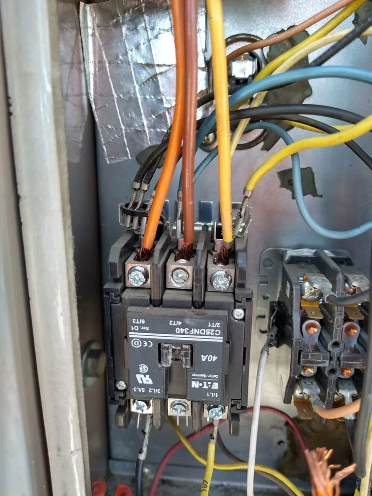 Licensed electrician providing circuit breaker repair in ,