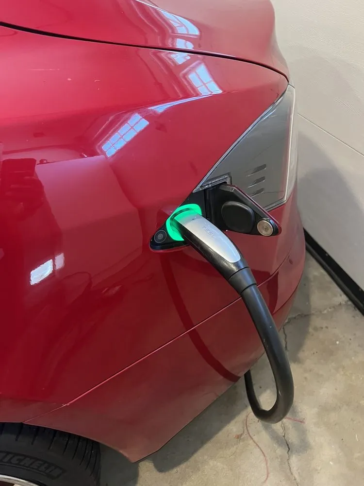 Emergency electrical service for homes in circuit breaker repair, by