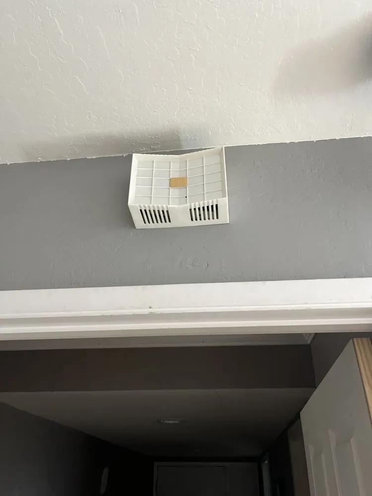 Licensed electrician providing electrical repair in , 