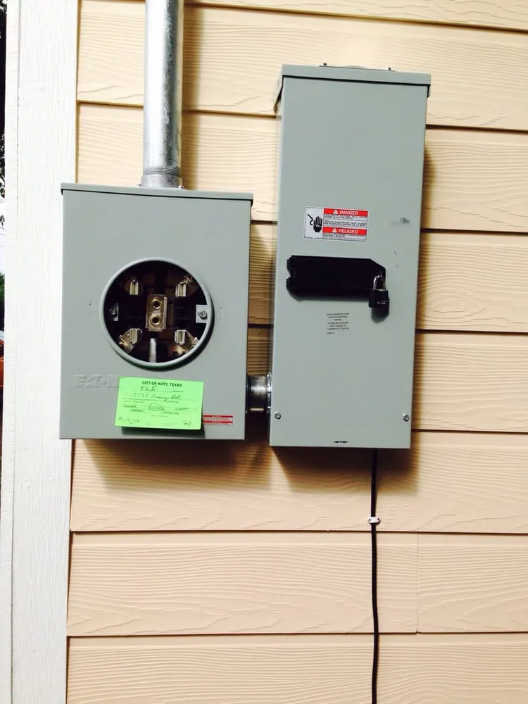 Professional outlet and switch repair in Purple Sage, TX by Fredy Guzman