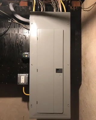 Frequency Licensed Electrician Logo