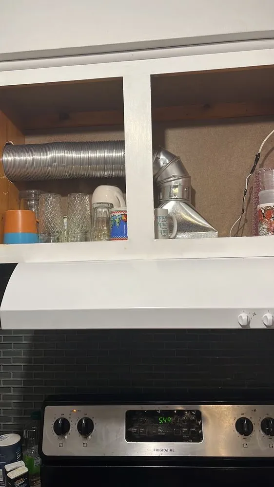 Certified electrician providing emergency electrical service in , 