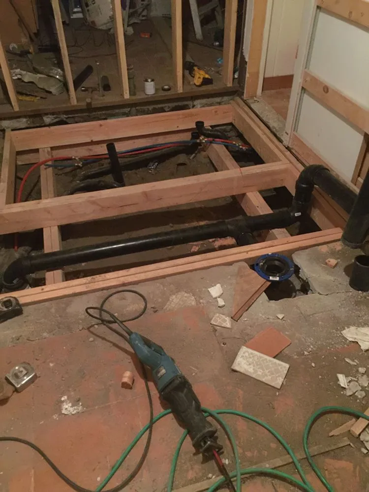 Licensed electrician providing electrical repair in , 